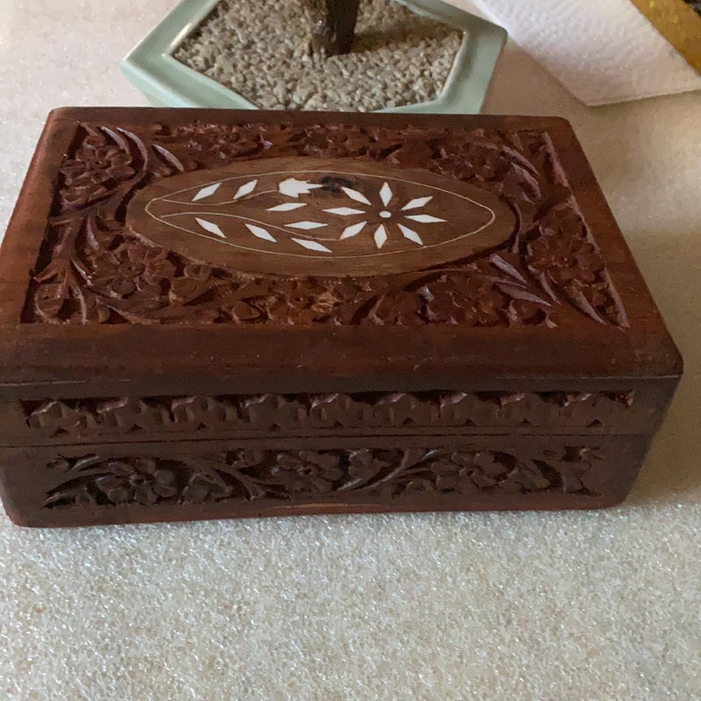 Vintage engraved rose wood jewelry box - Picture 7 of 7